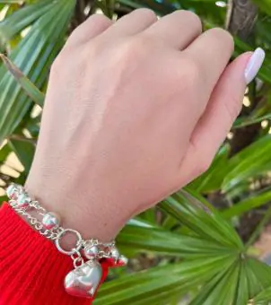Pulseira lisa bolas e corações