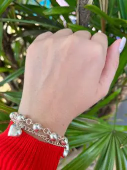 Pulseira lisa bolas e corações