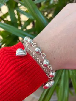 Pulseira lisa bolas e corações