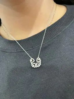 Colar trevo em forma de coração cravejado zirconia