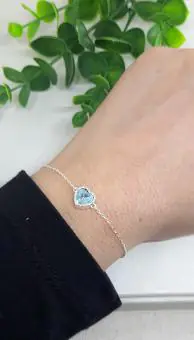 Pulseira coração zirconia azul claro
