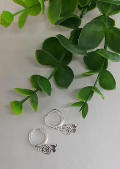 Brinco argolinha click pingente flor