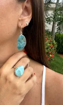 Brinco anzol pedra larimar