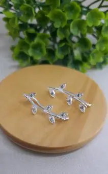 Brinco ear cuff seis folhas zirconias