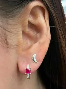 Brinco argolinha cravejado pedra zirconia rosa
