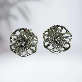 Brinco flor vazado e miolo zirconia