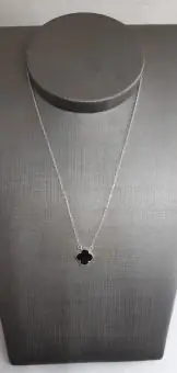 Colar trevo unico pedra onix