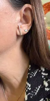 Brinco earhook meio liso e meio zirconia