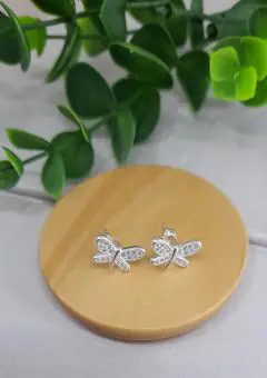 Brinco libélula cravejada