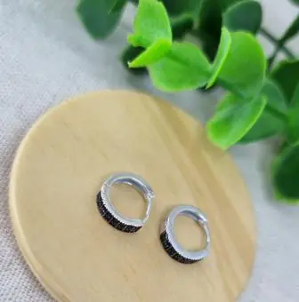 Brinco click zirconia negra M