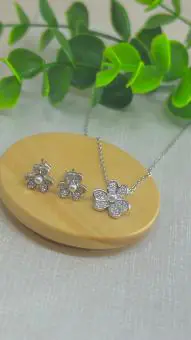 Conjunto flor microzirocnia miolo perola
