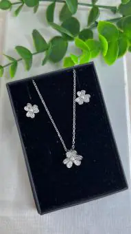 Conjunto flor microzirocnia miolo perola