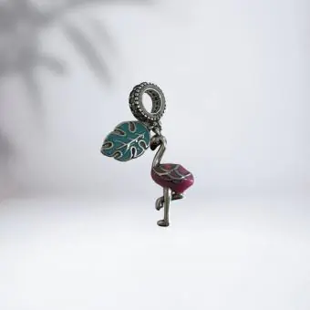 Berloque flamingo e folhas