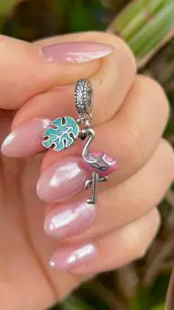 Berloque flamingo e folhas