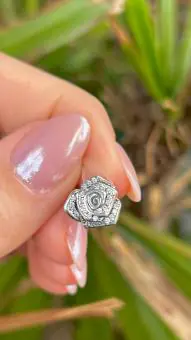 Berloque flor cravejado e Banho de Ródio branco
