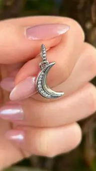 Berloque lua cravejada