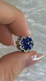 Berloque flor azul cravejada