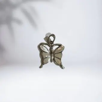 Pingente borboleta madreperola