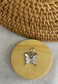 Pingente borboleta madreperola