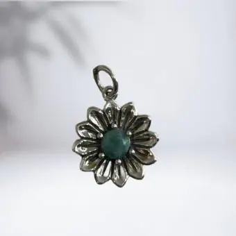 Pingente flor miolo esmeralda
