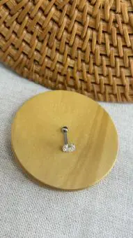 Piercing ferradura cravejada