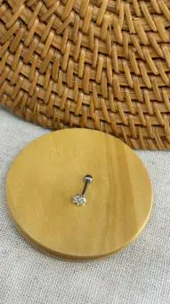 Piercing flor zinha unica cravejada