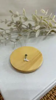 Piercing tragus cruz cravejada