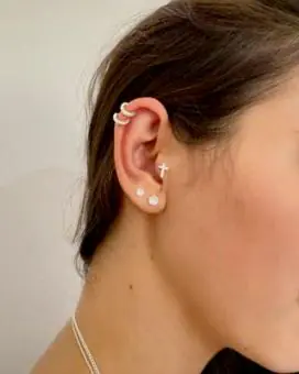 Piercing tragus cruz cravejada