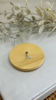 Piercing tragus gota cravejada