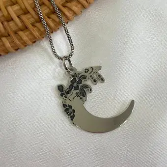 Pingente meia lua florida