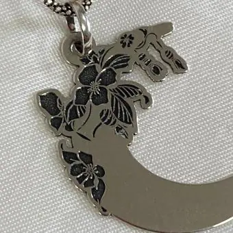 Pingente meia lua florida
