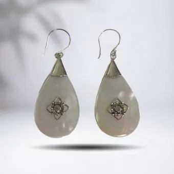Brinco madrepérola gota flor bali