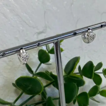Brinco argola coração cravejado