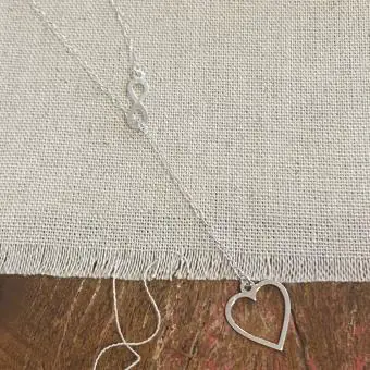 Colar gravatinha infinito e coração