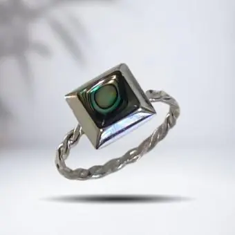 Anel aro torcido abalone quadrado
