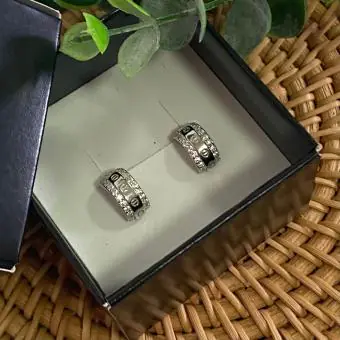 Brinco meia argola zircônia laterais