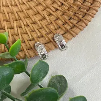 Brinco meia argola zircônia laterais