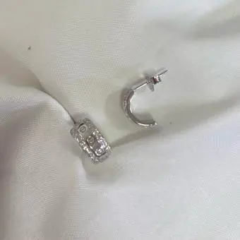 Brinco meia argola zircônia laterais