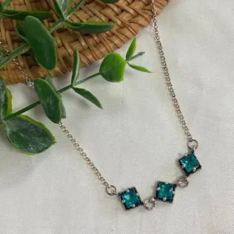 Colar choker três zircônias verdes