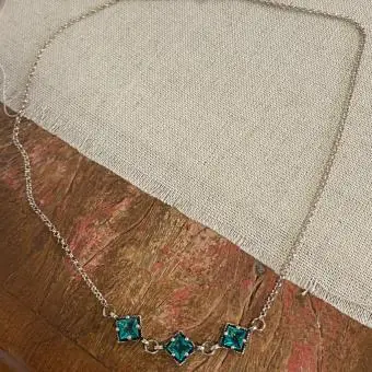 Colar choker três zircônias verdes
