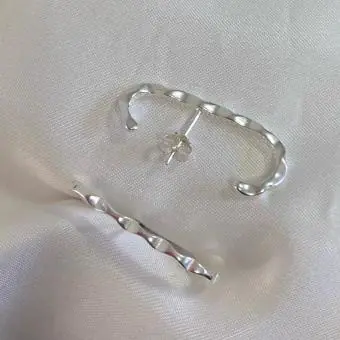 Brinco meia argola ondulado