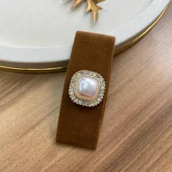 Tictac retangular veludo marrom pérola com strass