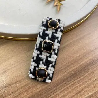 Tictac retangular tweed preto e branco aplicação chaton