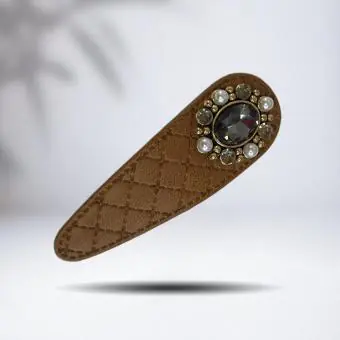 Tictac costurado marrom aplicação strass e pérolas