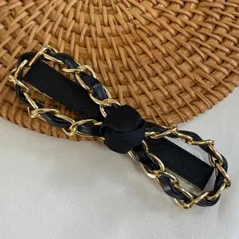 Bico de pato laço preto corrente dourada