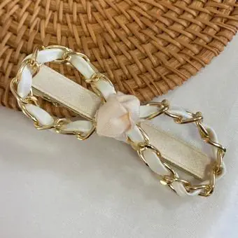 Bico de pato laço off white corrente dourada