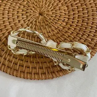 Bico de pato laço off white corrente dourada