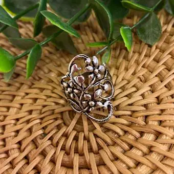 Anel trabalhado flores vazado