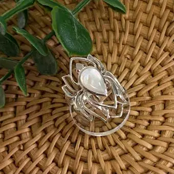 Anel flor de lótus vazada madrepérola gota central