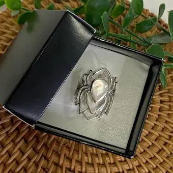 Anel flor de lótus vazada madrepérola gota central